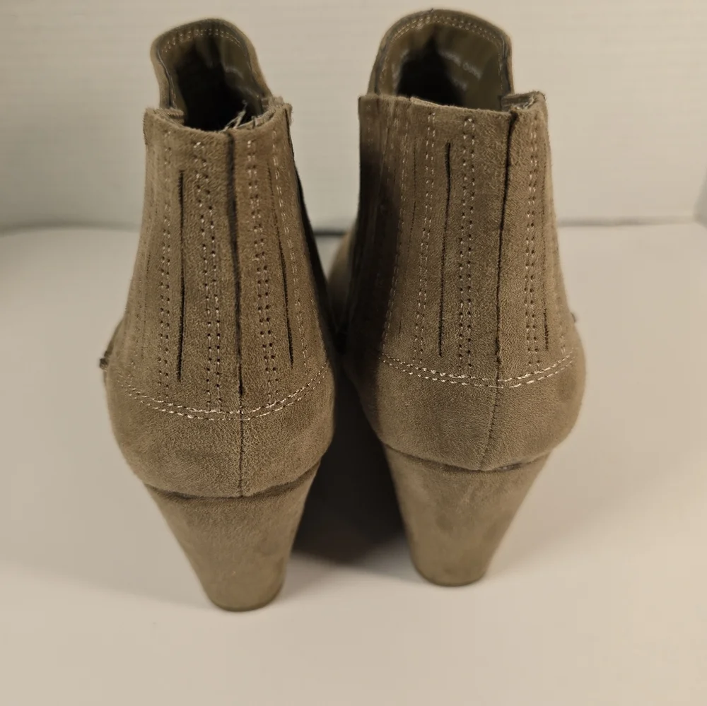 Dolce Vita Boots Womens 8 Dolcetta Kimmy Ankle‎ Bootie Brown Suede Pull On Wedge